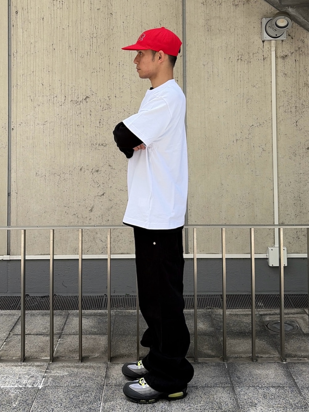 パープル系のTシャツ/カットソー、その他のTシャツ/カットソー、グレー系のその他パンツを着用したメンズの夏コーディネートの2枚目の写真