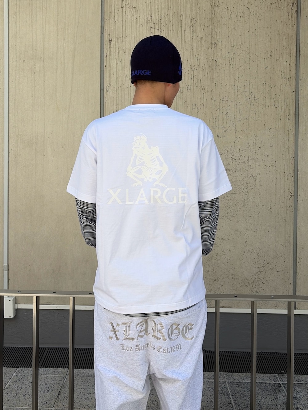 ホワイト系のTシャツ/カットソー、ブルー系のTシャツ/カットソー、グレー系のスウェットパンツを着用したメンズの春コーディネートの7枚目の写真