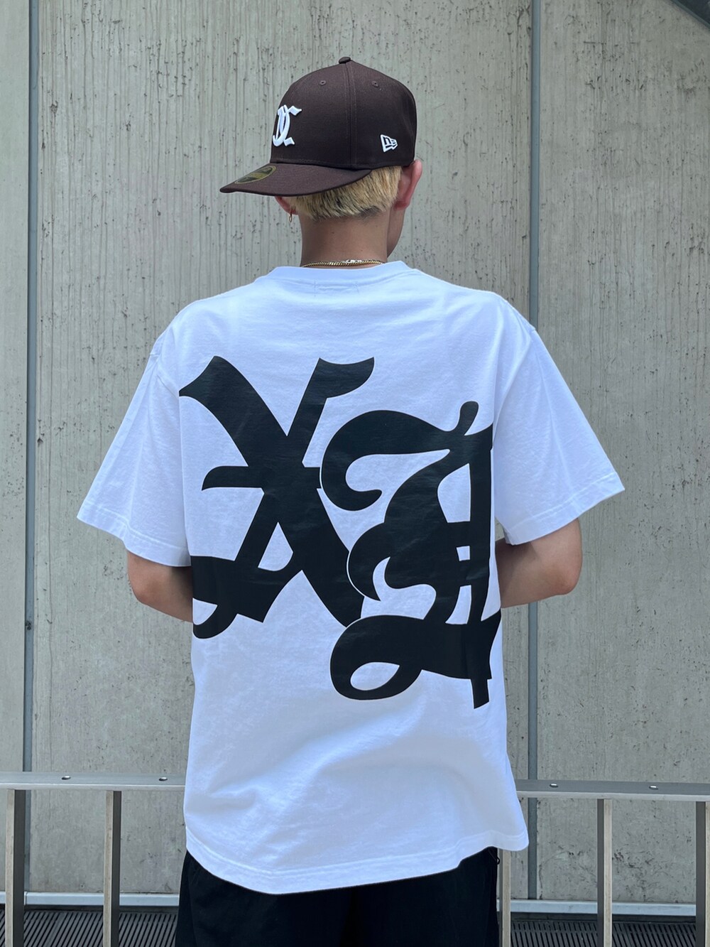 ブラック系のTシャツ/カットソー、ブラック系のその他パンツ、ブラック系のキャップを着用したメンズの夏コーディネートの5枚目の写真