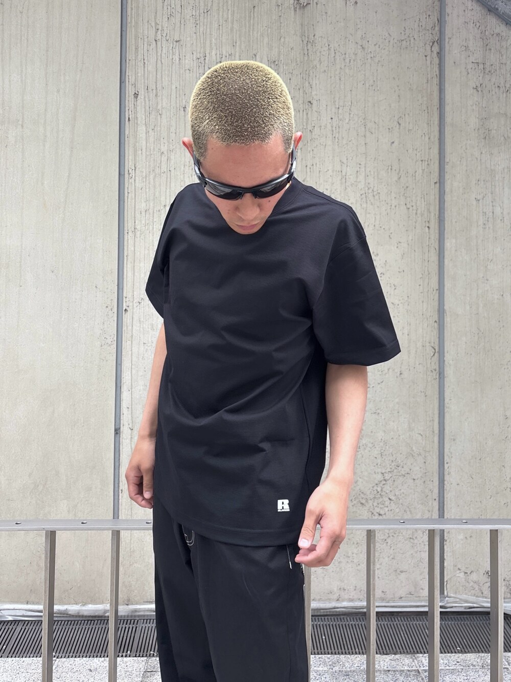 その他のTシャツ/カットソー、ブラック系のその他パンツを着用したメンズの春コーディネートの7枚目の写真