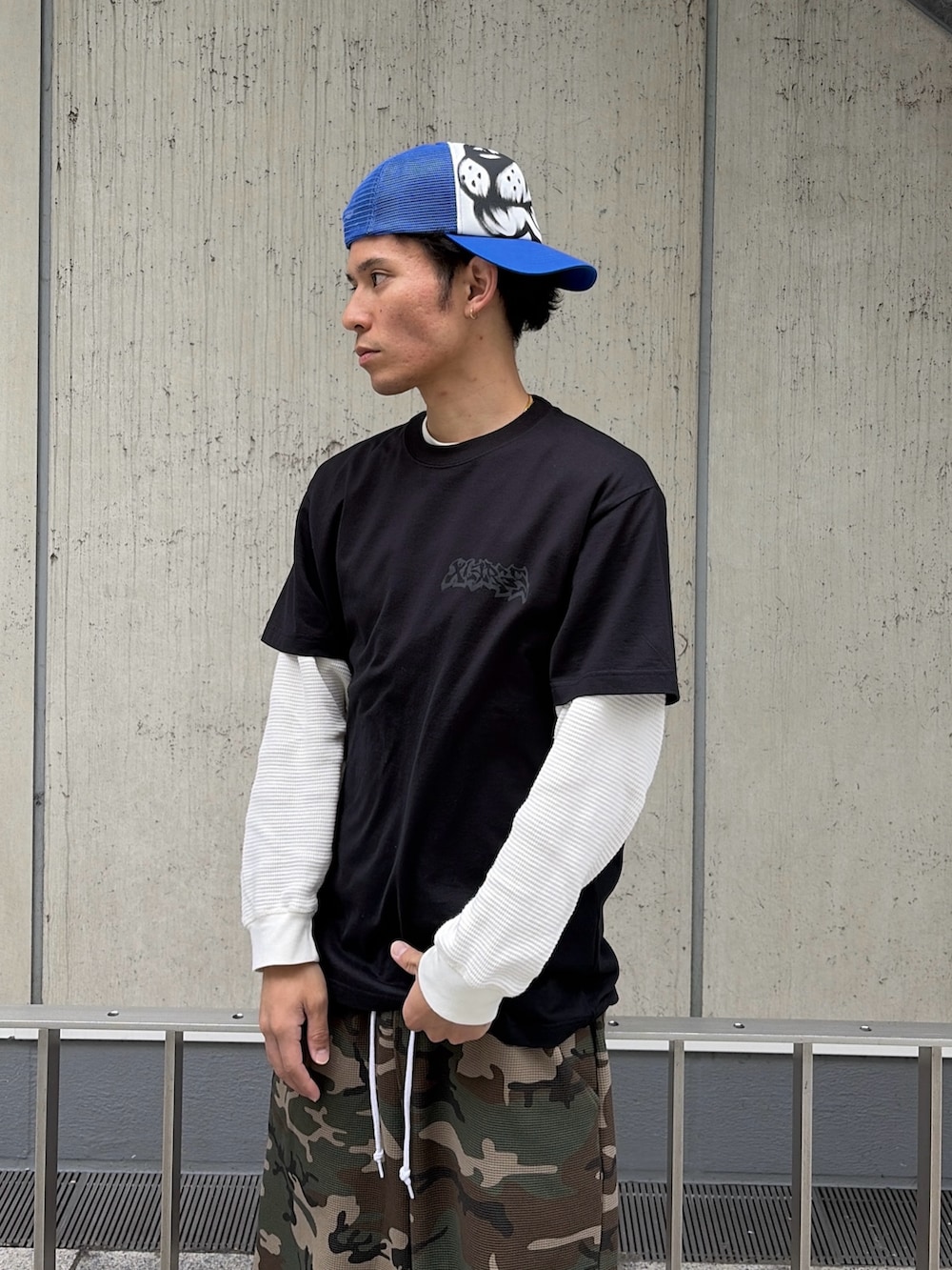 その他のその他パンツ、ホワイト系のTシャツ/カットソー、ブルー系のTシャツ/カットソーを着用したメンズの春コーディネートの6枚目の写真