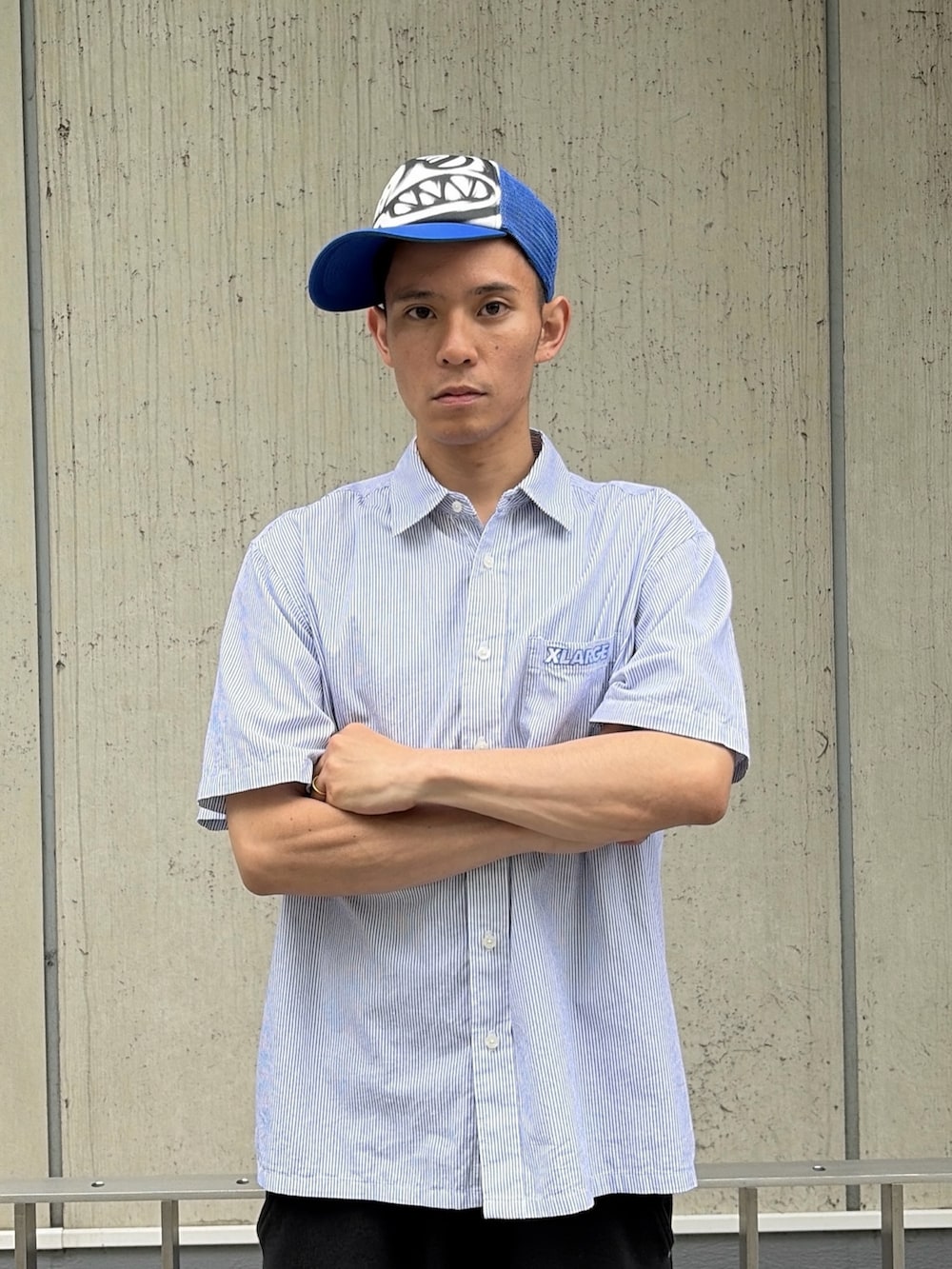 ホワイト系のシャツ/ブラウス、グレー系のスウェットパンツ、ブルー系のキャップを着用したメンズの夏コーディネートの6枚目の写真