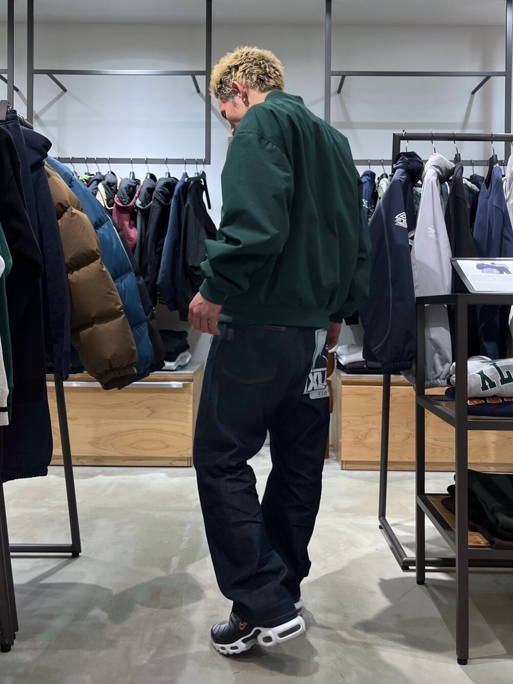 グリーン系のその他アウター、ブルー系のデニムパンツを着用したメンズの冬コーディネートの3枚目の写真