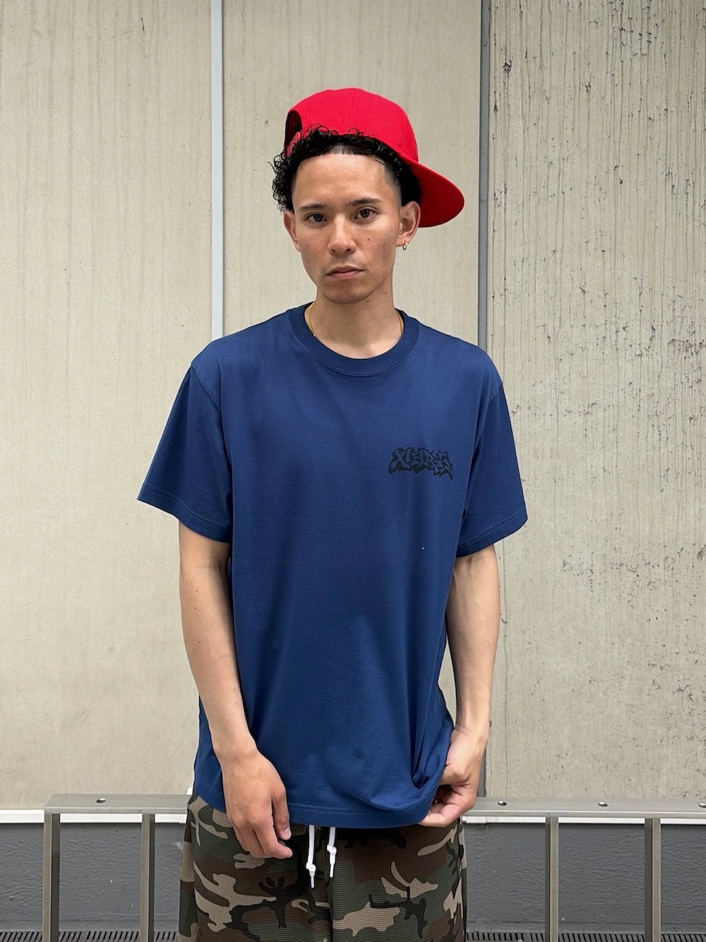 ブルー系のTシャツ/カットソー、その他のその他パンツ、レッド系のキャップを着用したメンズの春コーディネートの5枚目の写真