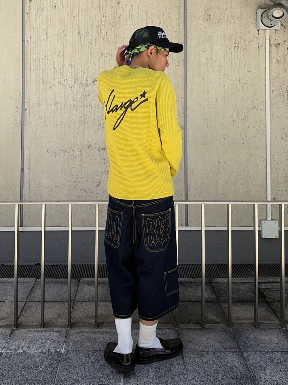 その他のTシャツ/カットソー、ブルー系のデニムパンツ、ブラック系のキャップを着用したメンズの夏コーディネートの5枚目の写真