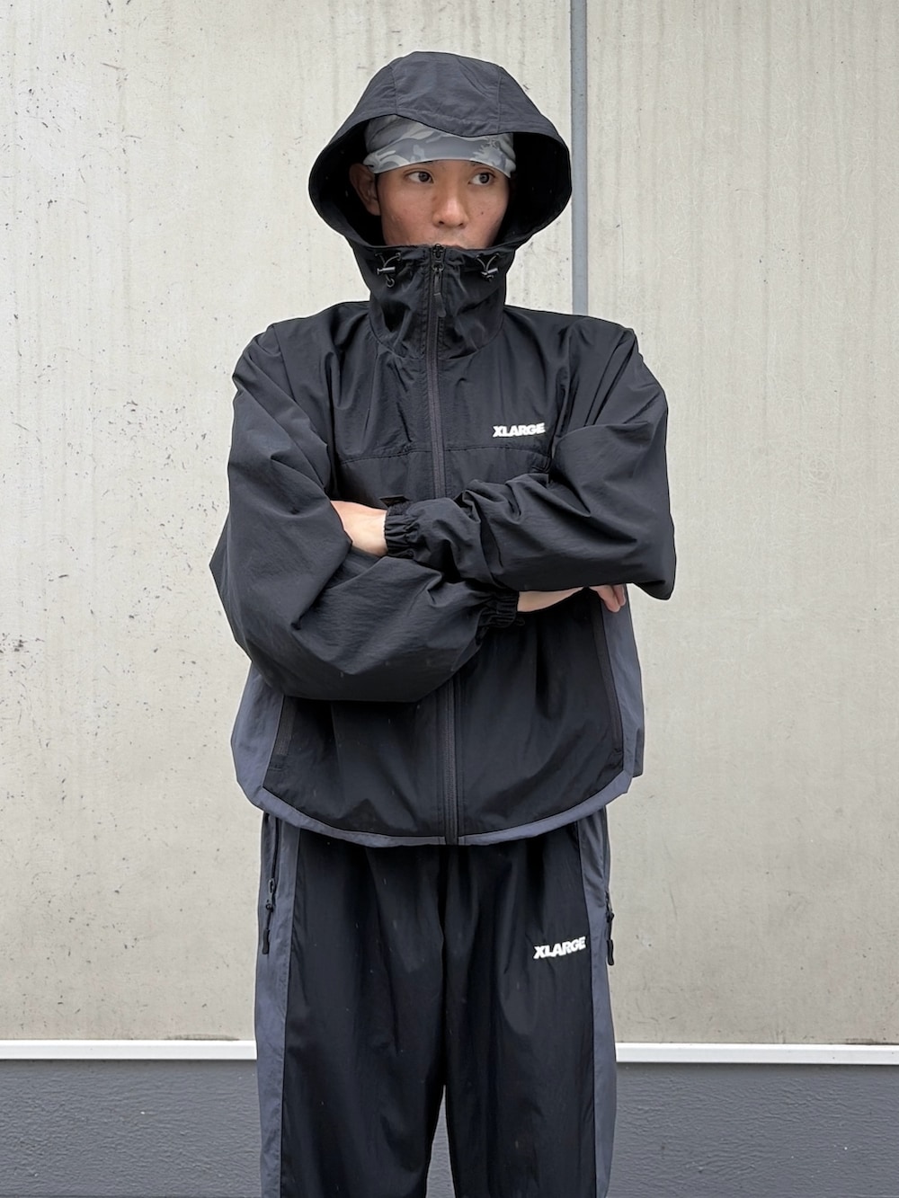 レッド系のナイロンジャケット、レッド系のその他パンツ、その他のニットキャップ/ビーニーを着用したメンズの秋コーディネートの7枚目の写真