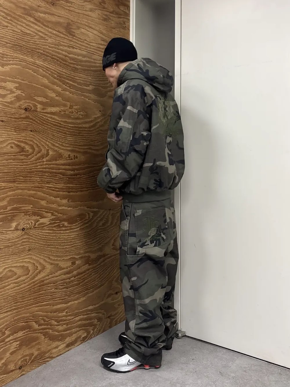 その他のブルゾン、その他のその他パンツ、ブラック系のニットキャップ/ビーニーを着用したメンズの冬コーディネートの2枚目の写真