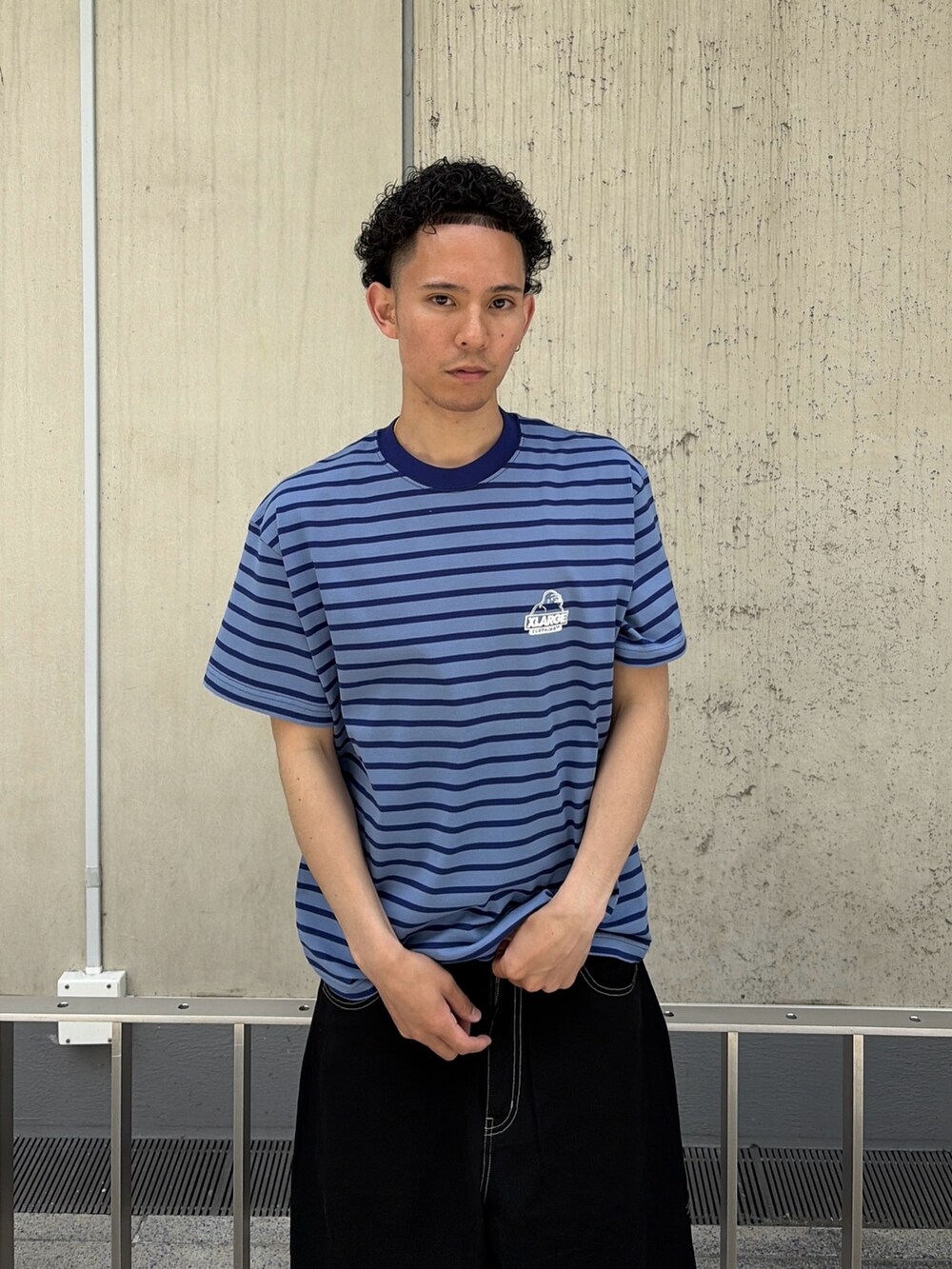 グリーン系のデニムパンツ、ブルー系のTシャツ/カットソーを着用したメンズの春コーディネートの5枚目の写真