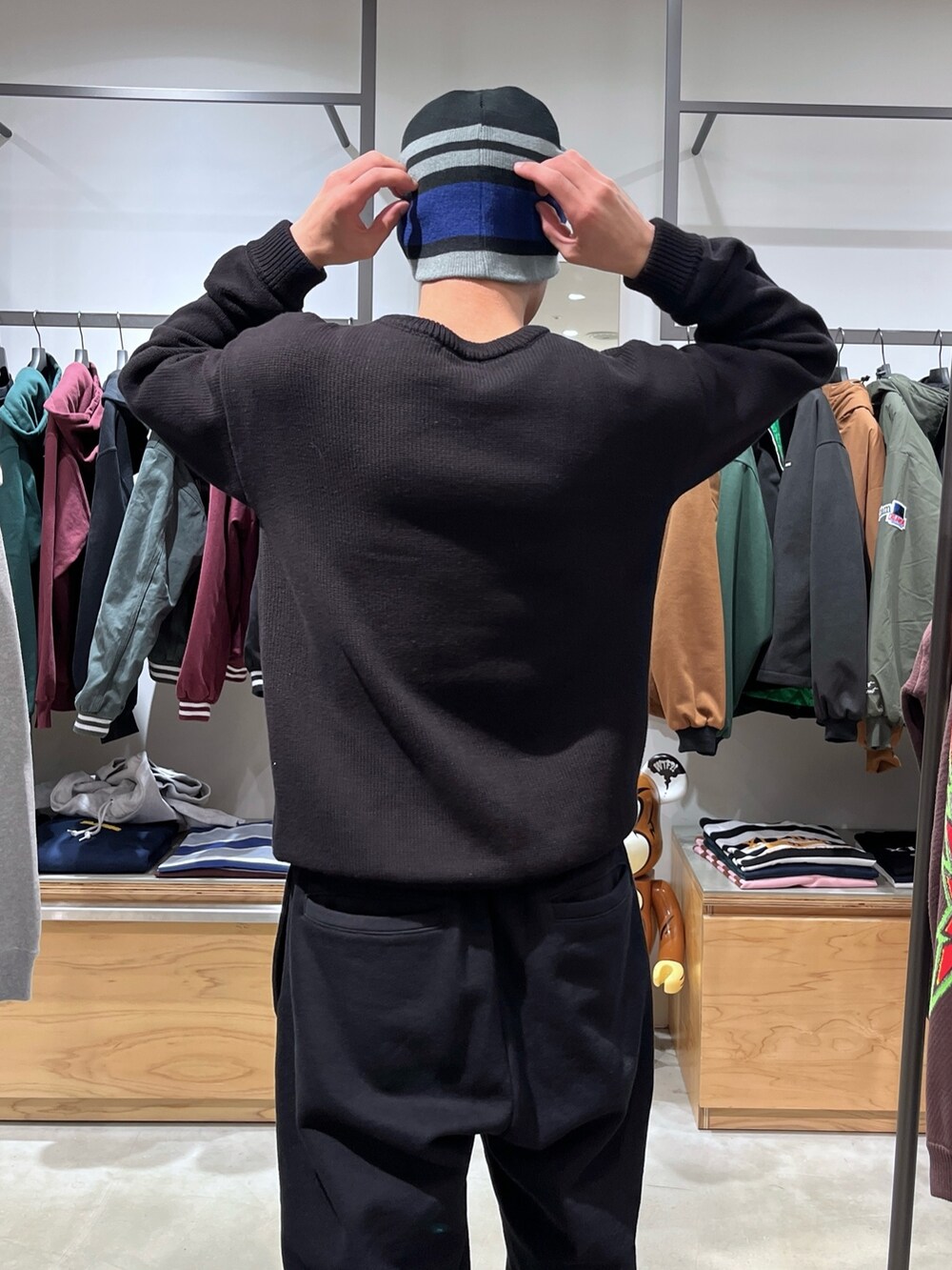 グレー系のスウェットパンツ、ブルー系のベスト、ブラック系のニット/セーターを着用したメンズの秋コーディネートの10枚目の写真