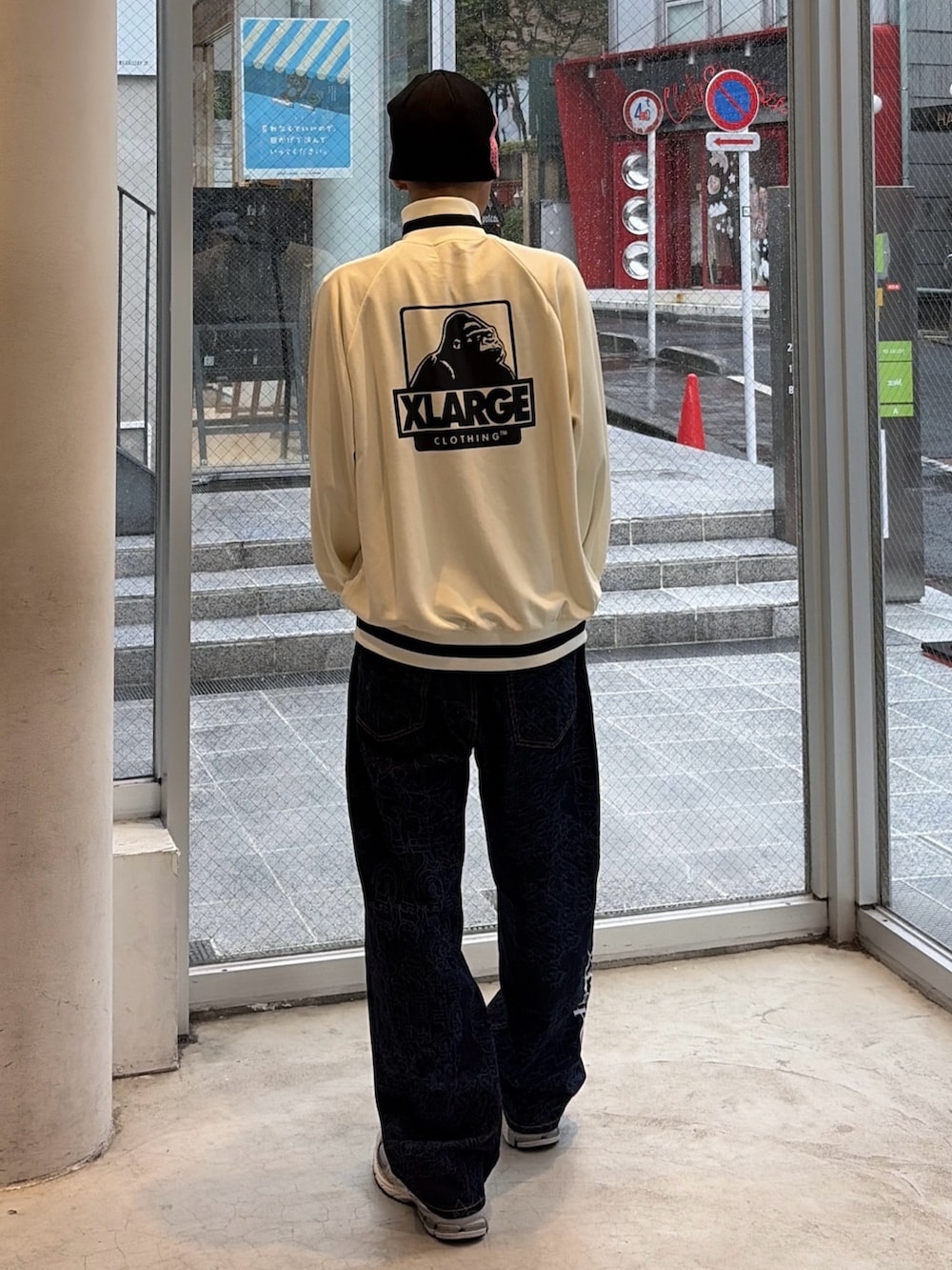 ホワイト系のブルゾン、ブルー系のデニムパンツ、ブルー系のキャップを着用したメンズの秋コーディネートの4枚目の写真