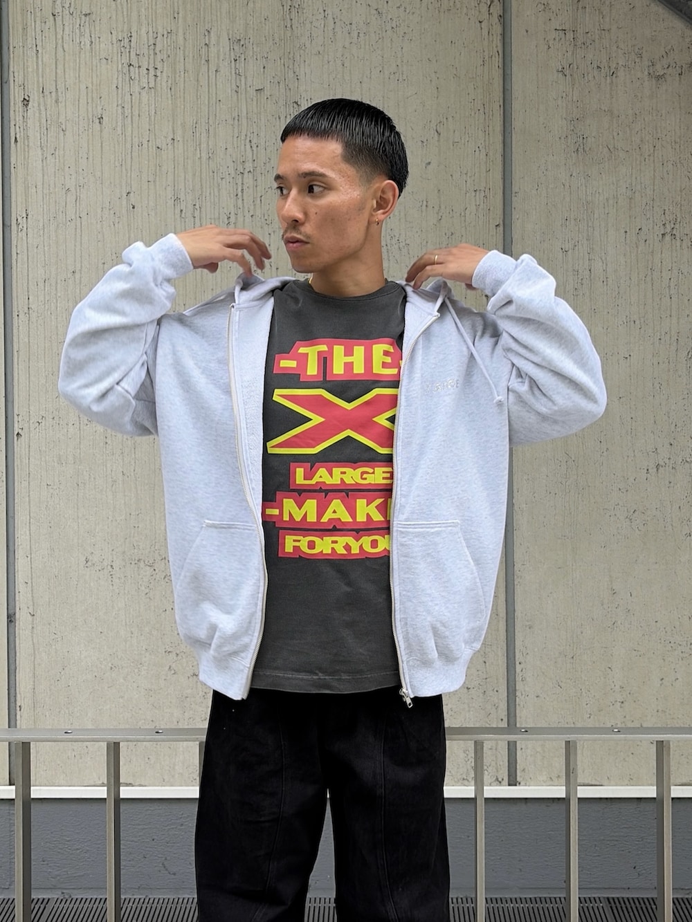 ブラック系のその他パンツ、グレー系のTシャツ/カットソーを着用したメンズの夏コーディネートの6枚目の写真