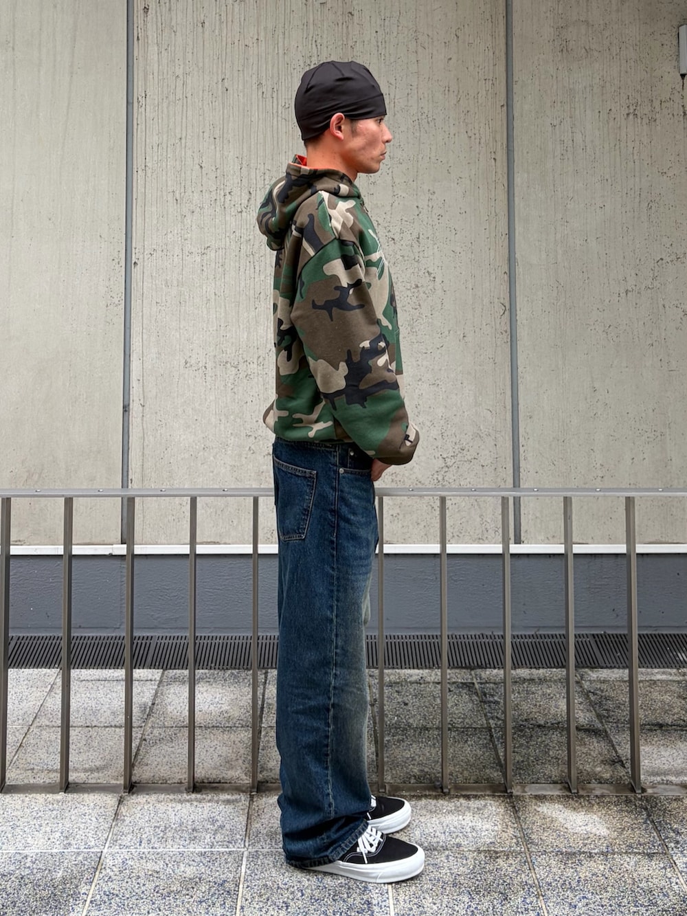 オレンジ系のパーカー、ブルー系のデニムパンツ、その他のニットキャップ/ビーニーを着用したメンズの秋コーディネートの4枚目の写真