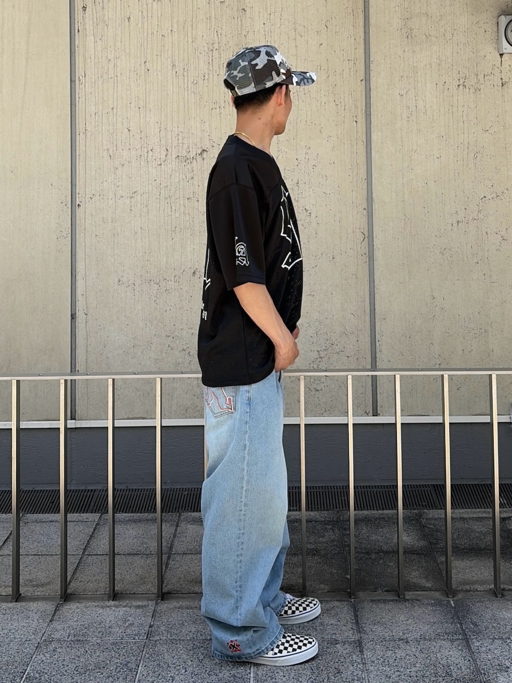 ブラック系のTシャツ/カットソー、ブルー系のデニムパンツ、その他のキャップを着用したメンズの夏コーディネートの3枚目の写真
