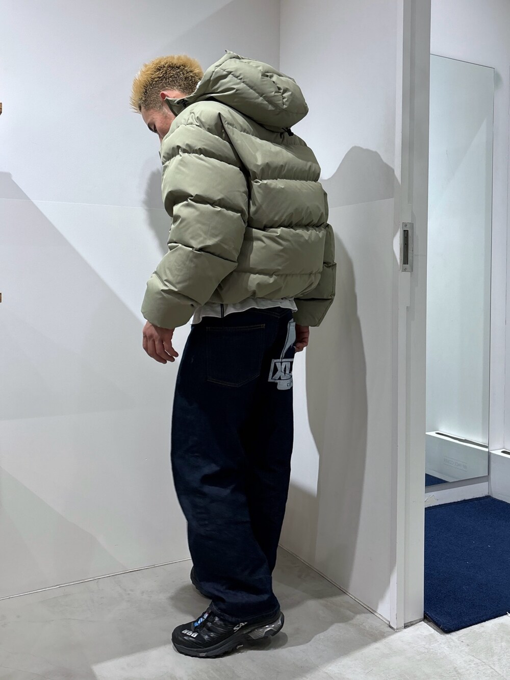 その他のダウンジャケット/コート、ブラック系のその他パンツを着用したメンズの冬コーディネートの4枚目の写真