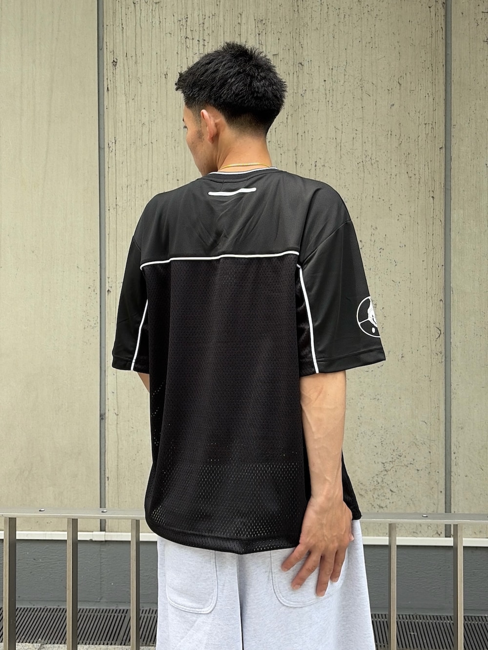 ホワイト系のTシャツ/カットソー、グレー系のスウェットパンツを着用したメンズの夏コーディネートの7枚目の写真