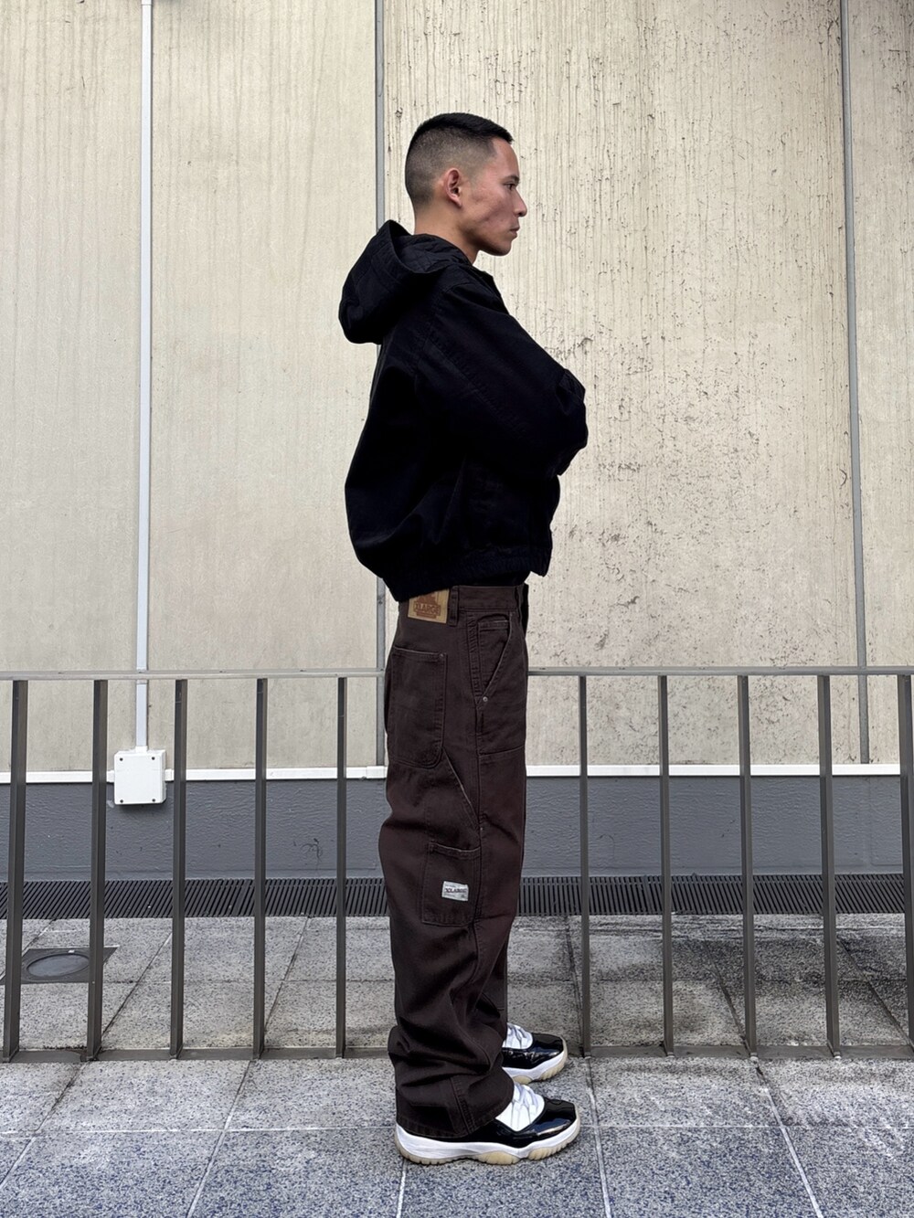 ブラック系のその他アウター、ブラウン系のその他パンツを着用したメンズの冬コーディネートの3枚目の写真