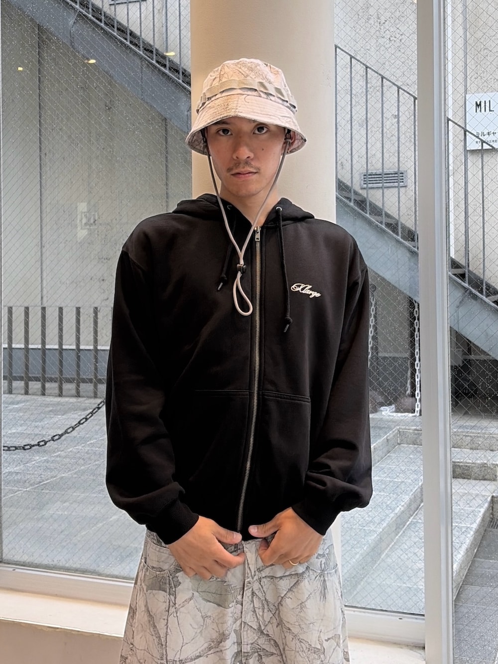 ブラック系のパーカー、その他のその他パンツ、その他のハットを着用したメンズの秋コーディネートの7枚目の写真