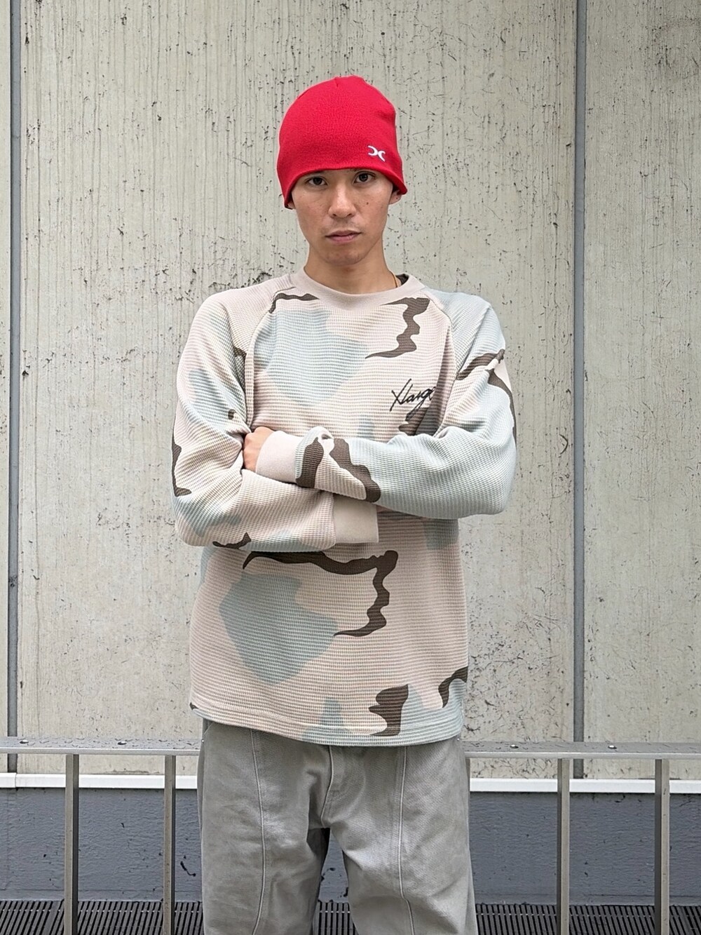 その他のTシャツ/カットソー、グレー系のその他パンツ、レッド系のニットキャップ/ビーニーを着用したメンズの夏コーディネートの6枚目の写真