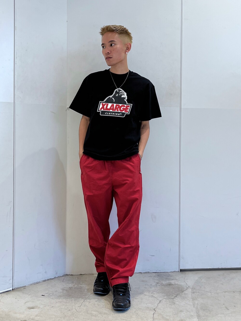 ブラック系のTシャツ/カットソー、レッド系のその他パンツを着用したメンズの夏コーディネートの2枚目の写真