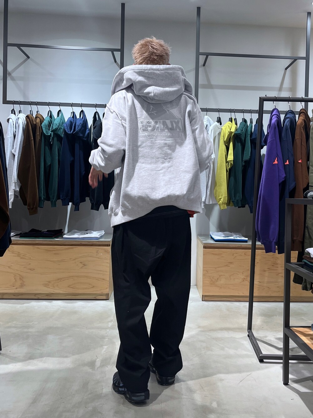 ブラック系のその他パンツ、グリーン系のパーカーを着用したメンズの秋コーディネートの3枚目の写真