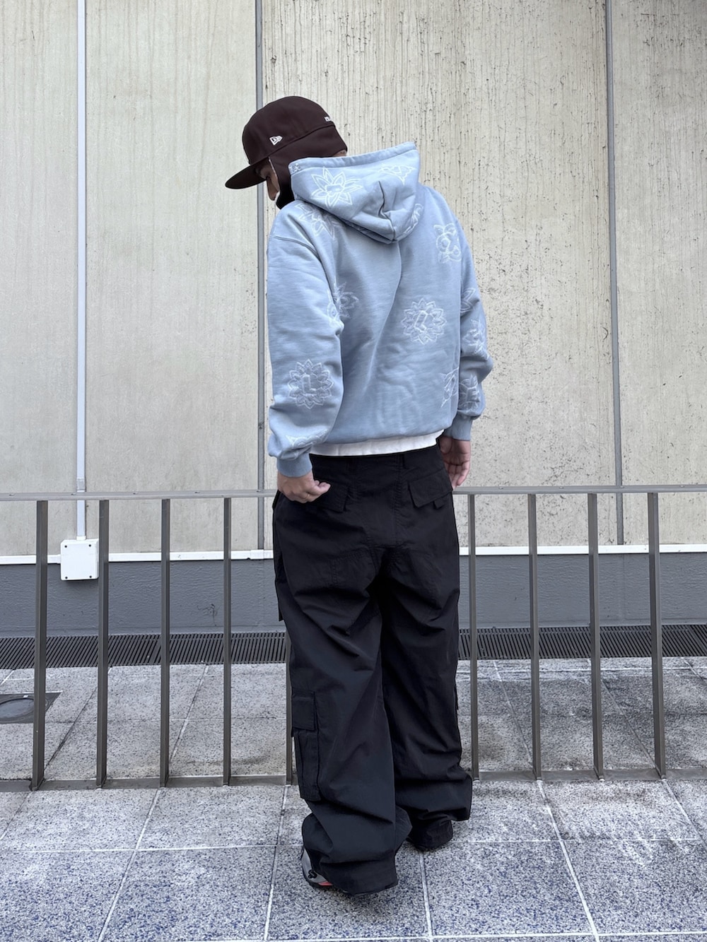 ブルー系のパーカー、ブラック系のカーゴパンツを着用したメンズの秋コーディネートの3枚目の写真