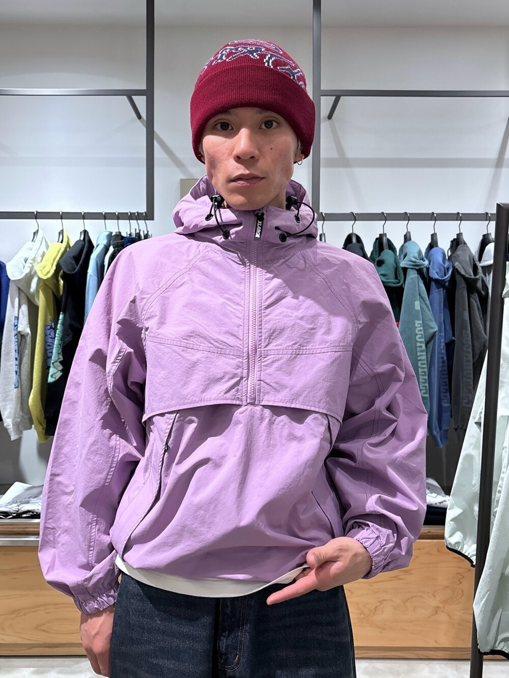 パープル系のブルゾン、ブルー系のデニムパンツ、ブルー系のニットキャップ/ビーニーを着用したメンズの春コーディネートの5枚目の写真