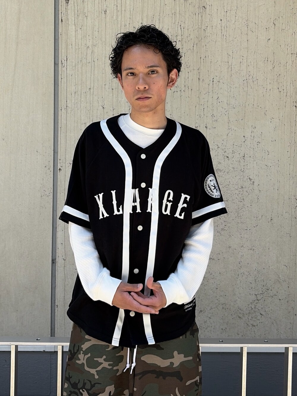 その他のその他パンツ、ブラック系のTシャツ/カットソー、ホワイト系のTシャツ/カットソーを着用したメンズの春コーディネートの5枚目の写真