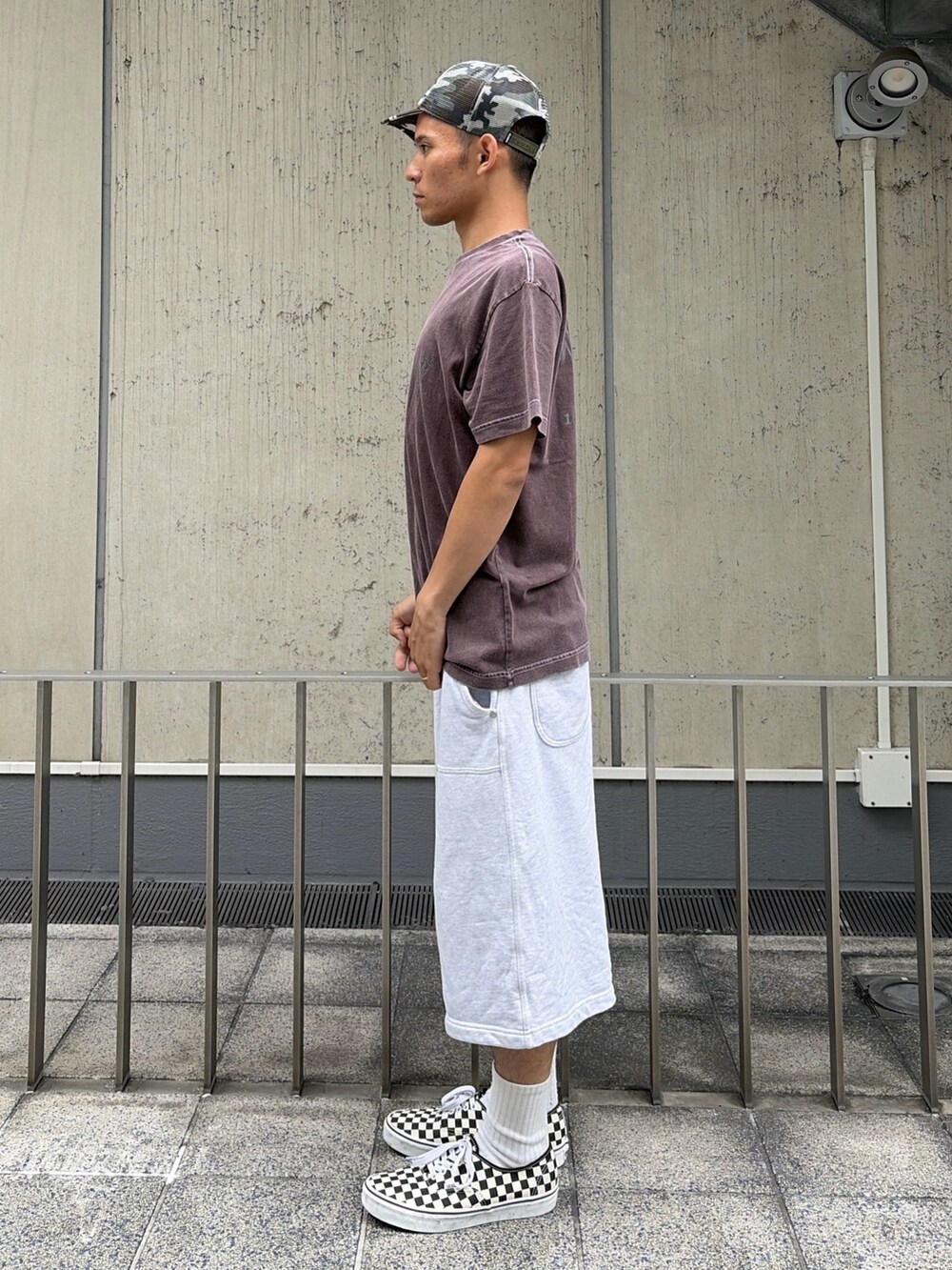 ブラウン系のTシャツ/カットソー、グレー系のスウェットパンツ、その他のキャップを着用したメンズの夏コーディネートの3枚目の写真