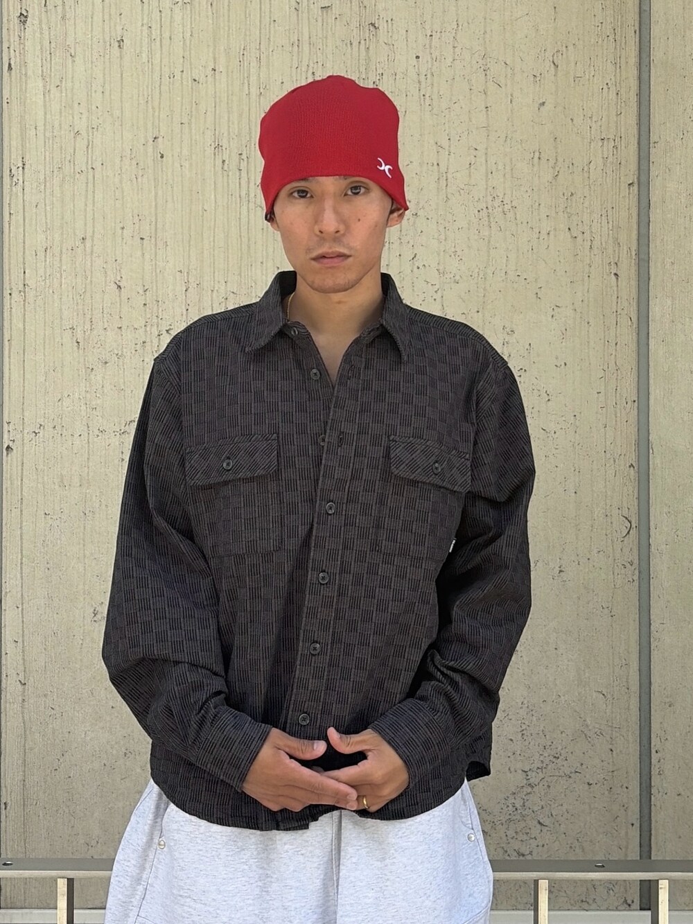 グレー系のスウェットパンツ、ブラック系のシャツ/ブラウス、レッド系のニットキャップ/ビーニーを着用したメンズの夏コーディネートの7枚目の写真