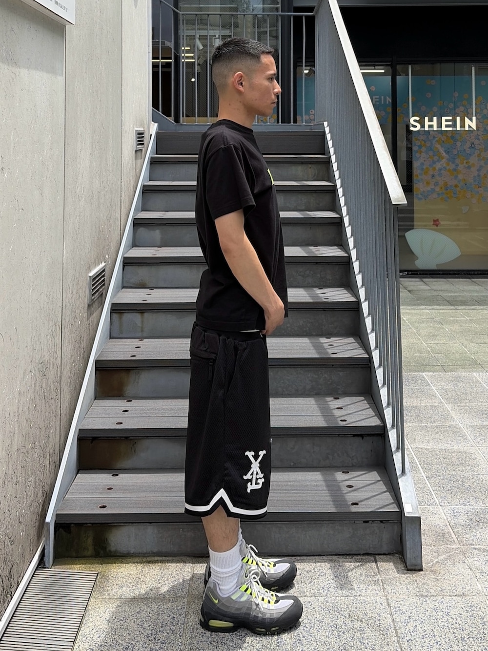 ブラック系のTシャツ/カットソー、ブラック系のその他パンツを着用したメンズの夏コーディネートの3枚目の写真
