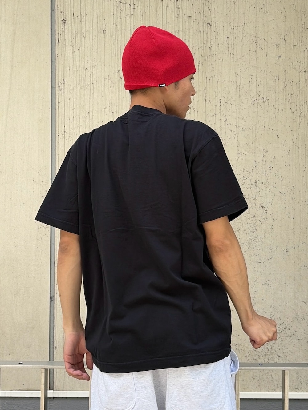 ブラック系のTシャツ/カットソー、ブラック系のパーカー、グレー系のスウェットパンツを着用したメンズの夏コーディネートの7枚目の写真