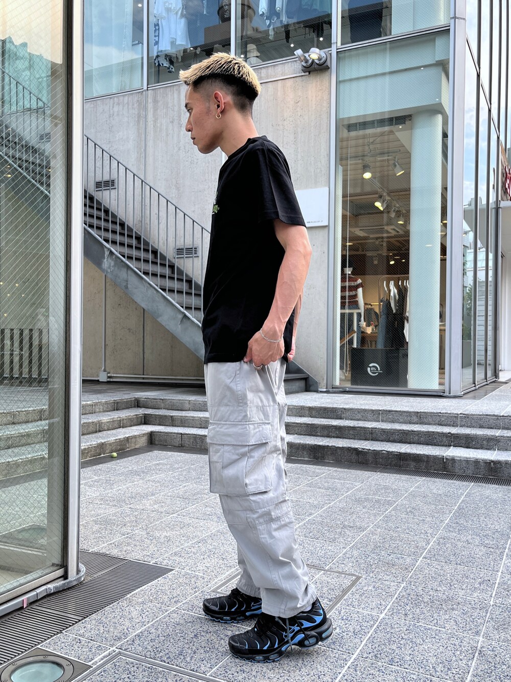 ブラック系のTシャツ/カットソー、グレー系のカーゴパンツを着用したメンズの夏コーディネートの2枚目の写真