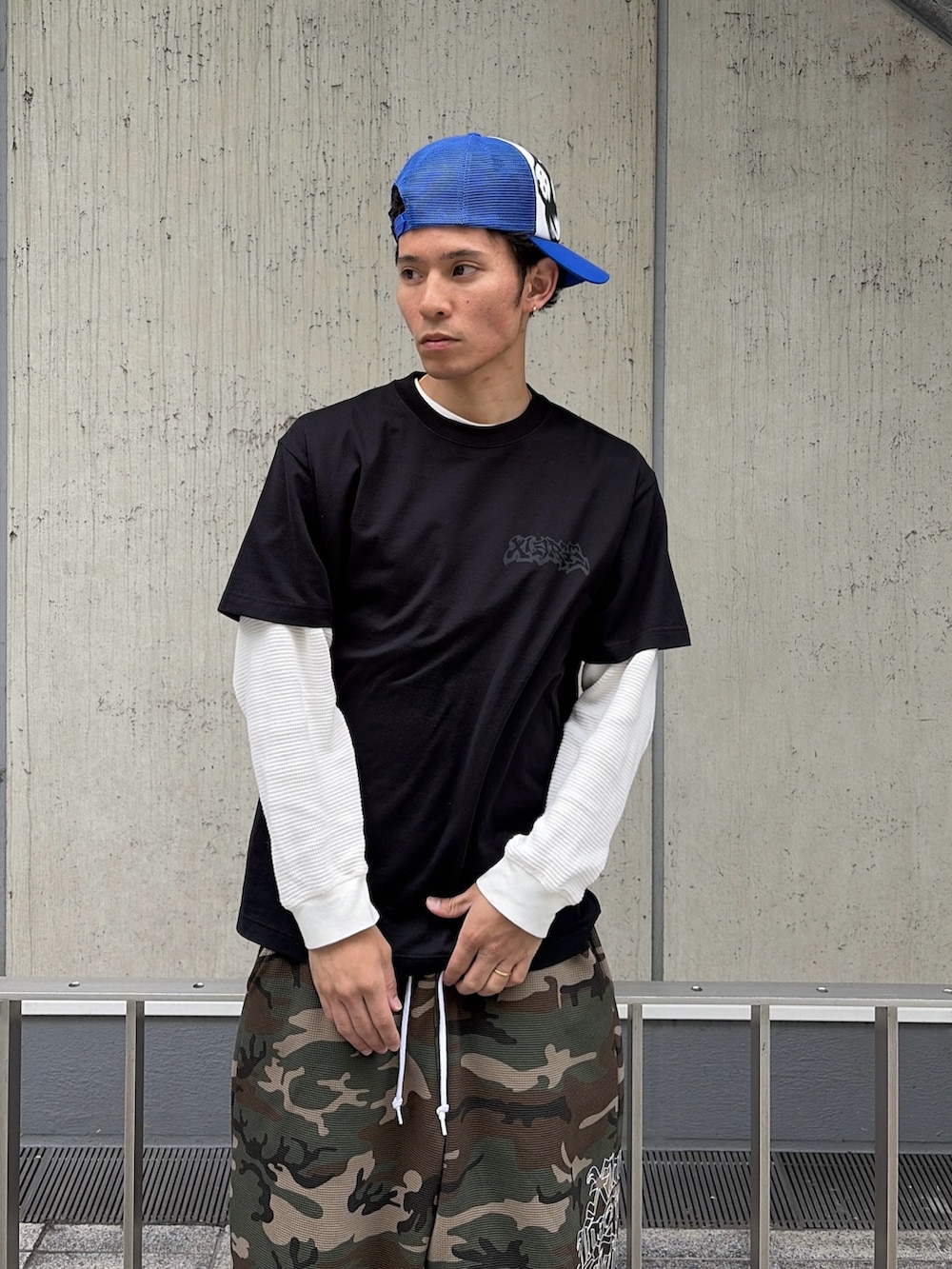 その他のその他パンツ、ホワイト系のTシャツ/カットソー、ブルー系のTシャツ/カットソーを着用したメンズの春コーディネートの5枚目の写真