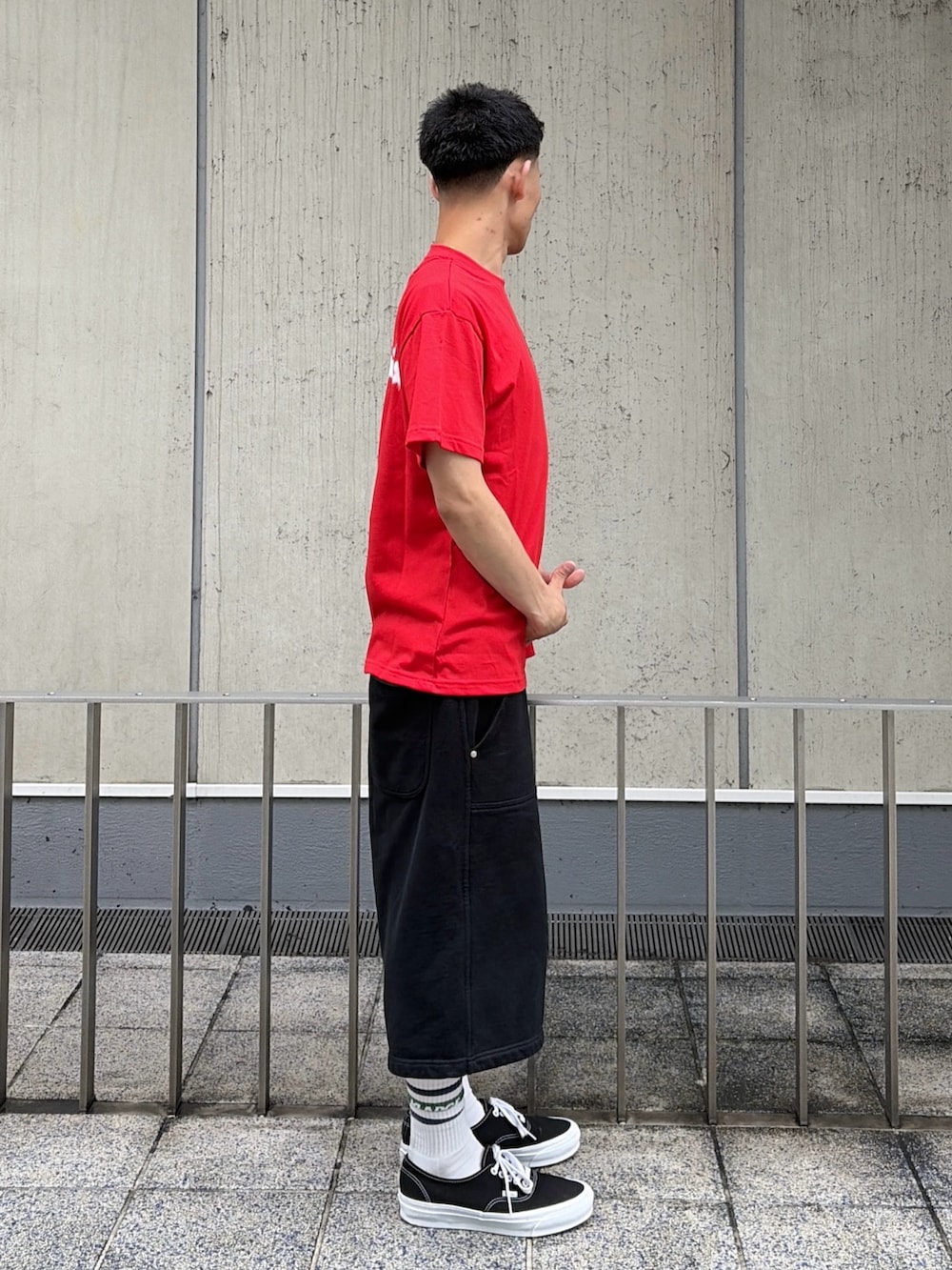 レッド系のTシャツ/カットソー、グレー系のスウェットパンツを着用したメンズの夏コーディネートの4枚目の写真