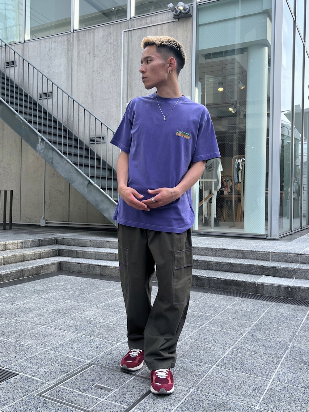 ブラック系のTシャツ/カットソー、グレー系のカーゴパンツを着用したメンズの夏コーディネートの3枚目の写真