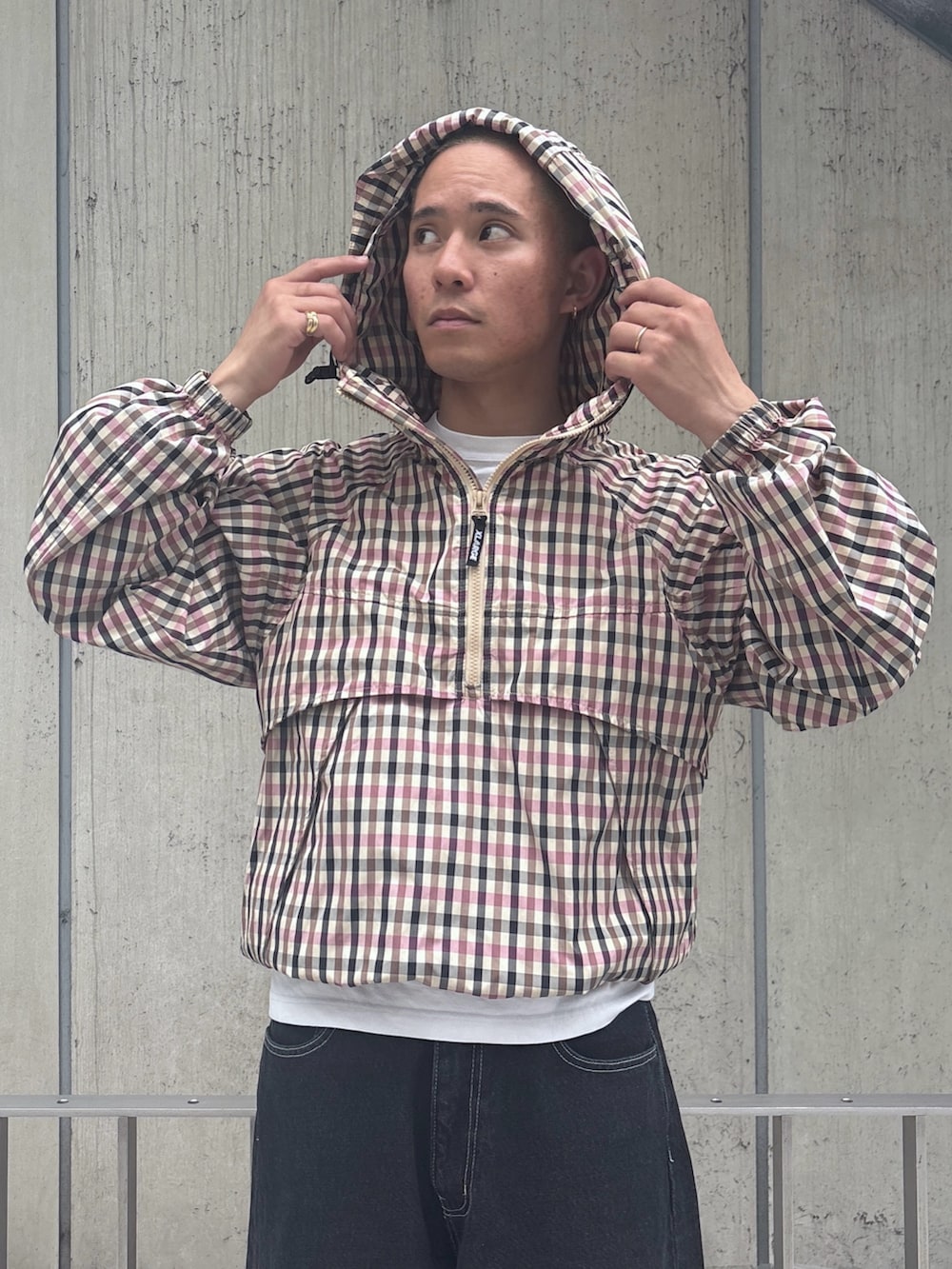 ピンク系のその他アウター、ブラック系のその他パンツを着用したメンズの春コーディネートの6枚目の写真