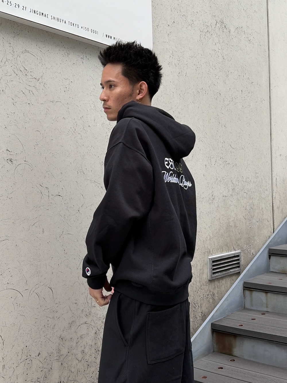 ブラック系のパーカー、ブラック系のスウェットパンツを着用したメンズの春コーディネートの7枚目の写真