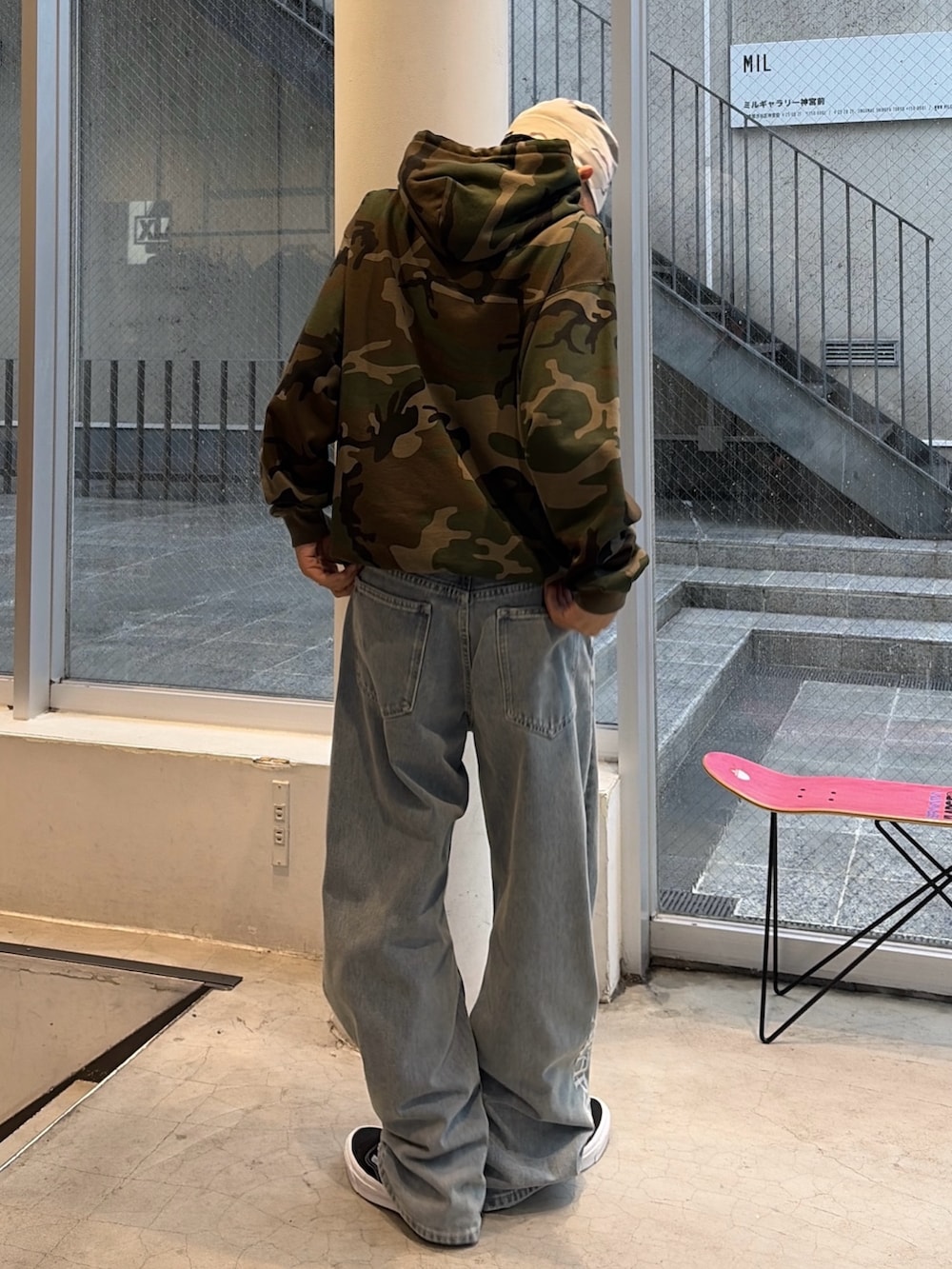 その他のパーカー、ブルー系のデニムパンツ、その他のニットキャップ/ビーニーを着用したメンズの秋コーディネートの4枚目の写真