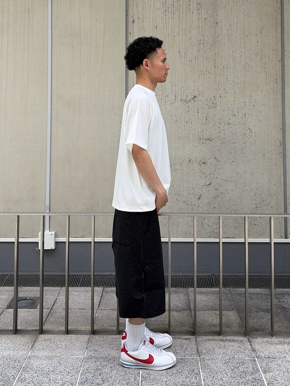 ホワイト系のTシャツ/カットソー、ブラック系のその他パンツを着用したメンズの春コーディネートの3枚目の写真