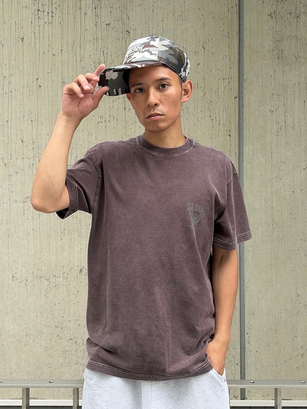 ブラウン系のTシャツ/カットソー、グレー系のスウェットパンツ、その他のキャップを着用したメンズの夏コーディネートの6枚目の写真