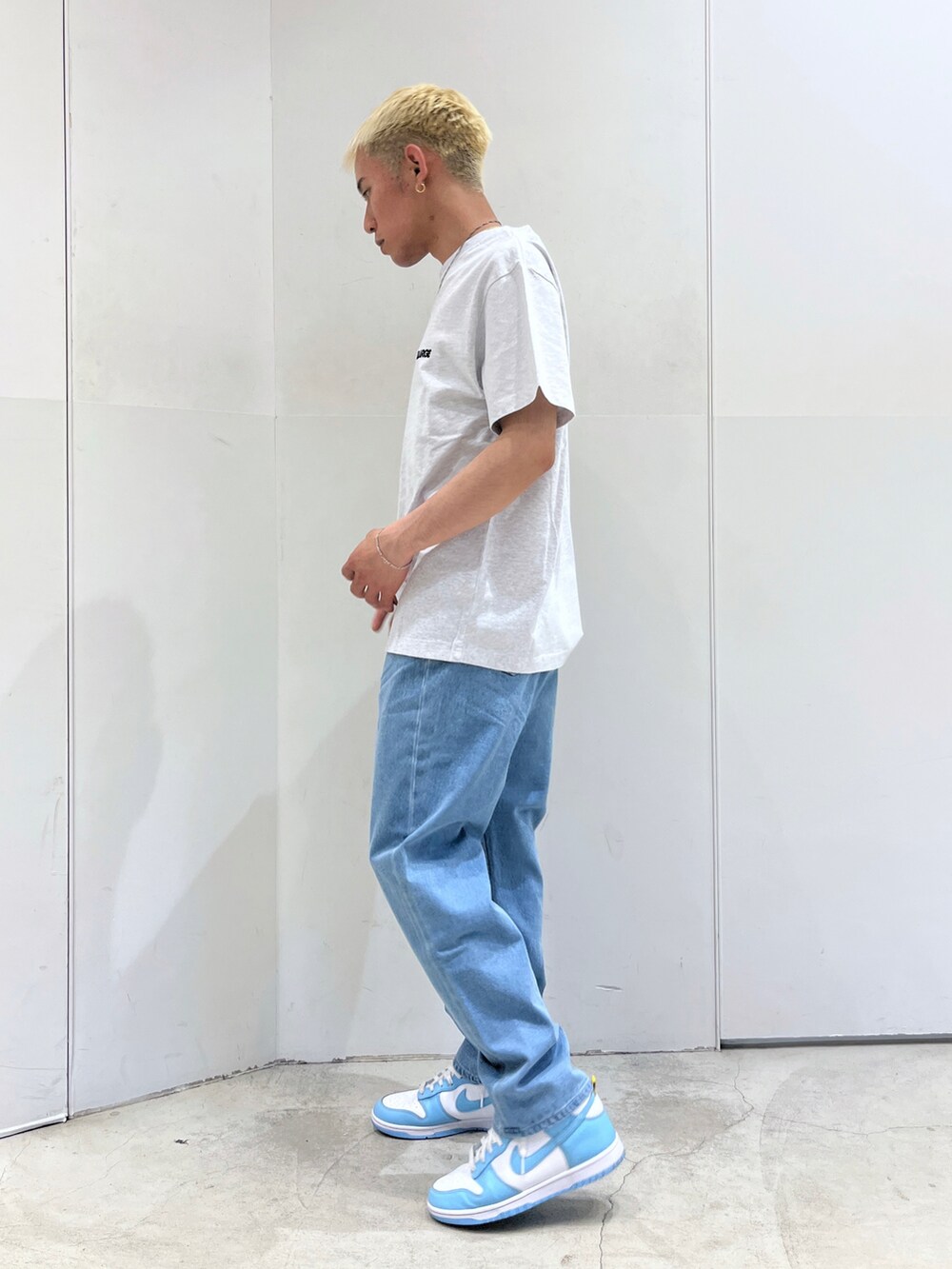 グレー系のTシャツ/カットソー、ブルー系のデニムパンツを着用したメンズの春コーディネートの2枚目の写真