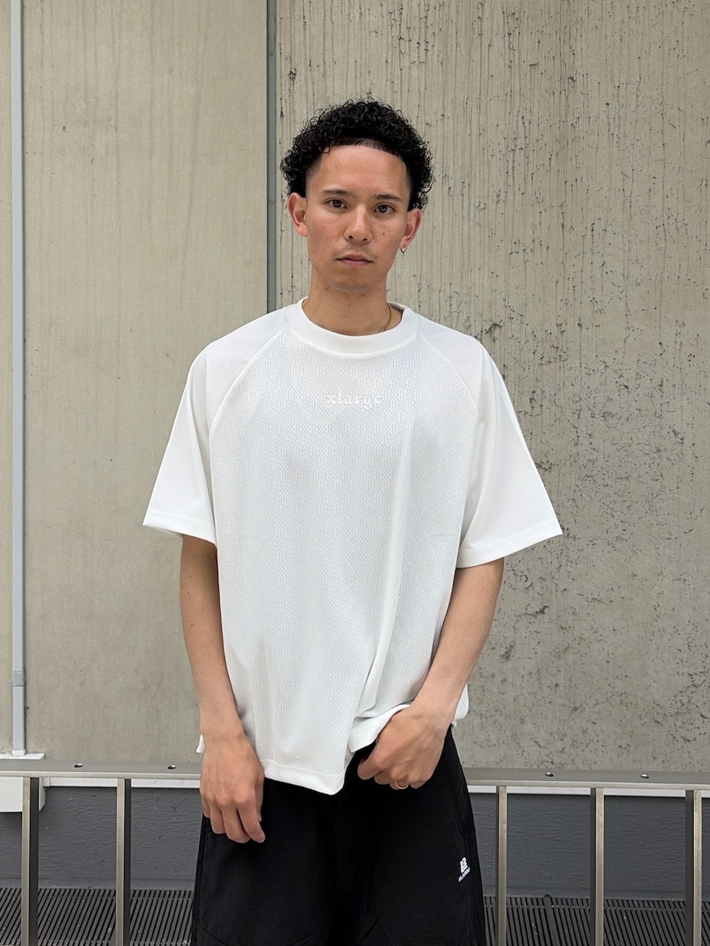 ホワイト系のTシャツ/カットソー、ブラック系のその他パンツを着用したメンズの春コーディネートの5枚目の写真