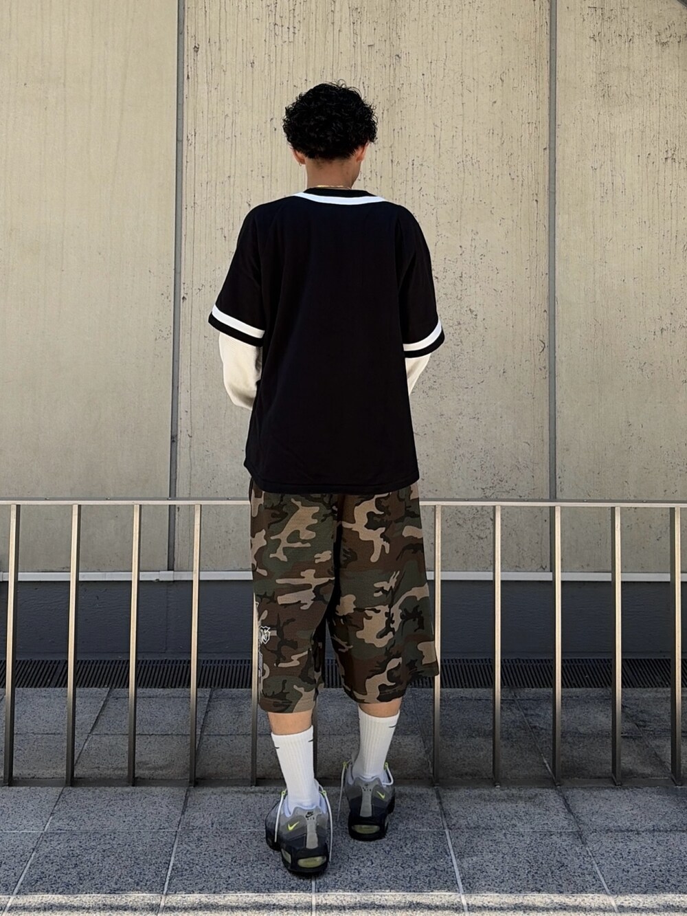 その他のその他パンツ、ブラック系のTシャツ/カットソー、ホワイト系のTシャツ/カットソーを着用したメンズの春コーディネートの4枚目の写真