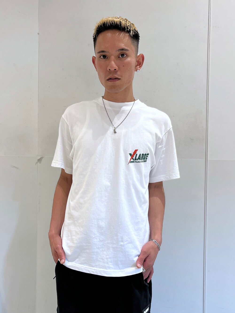 ホワイト系のTシャツ/カットソー、ブラック系のその他パンツを着用したメンズの夏コーディネートの5枚目の写真