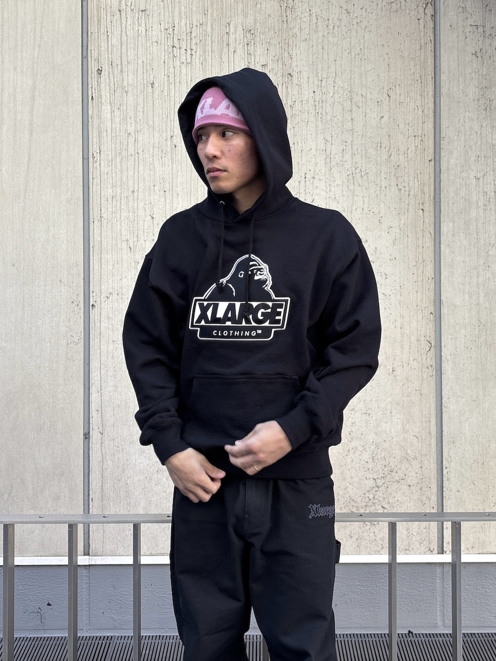 ブラック系のブルゾン、その他のその他パンツ、ピンク系のニットキャップ/ビーニーを着用したメンズの冬コーディネートの7枚目の写真