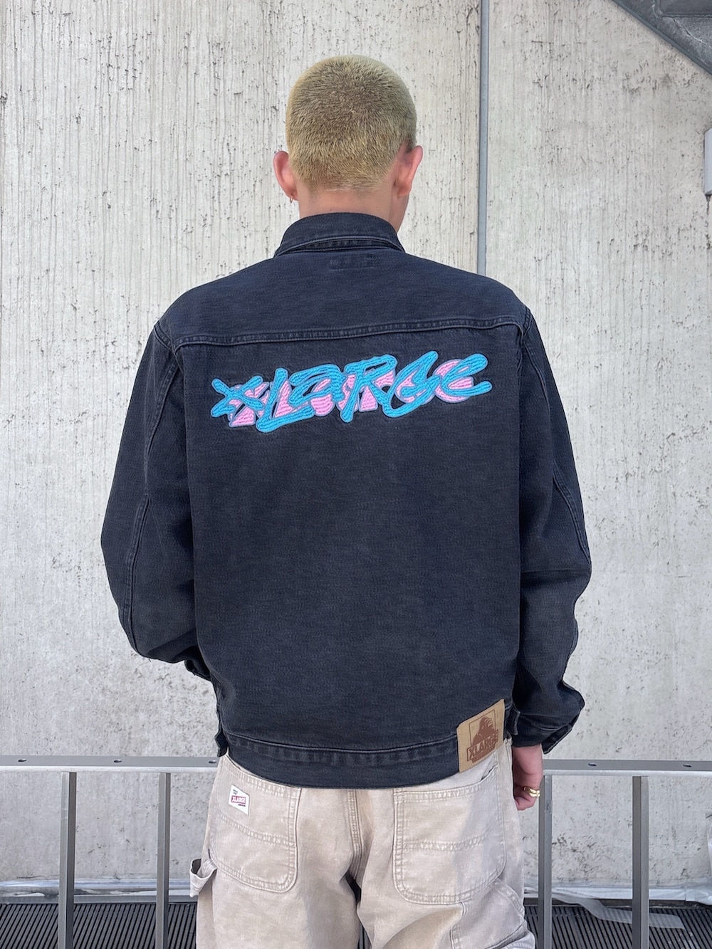 ブラック系のデニムジャケット、ベージュ系のその他パンツを着用したメンズの春コーディネートの6枚目の写真