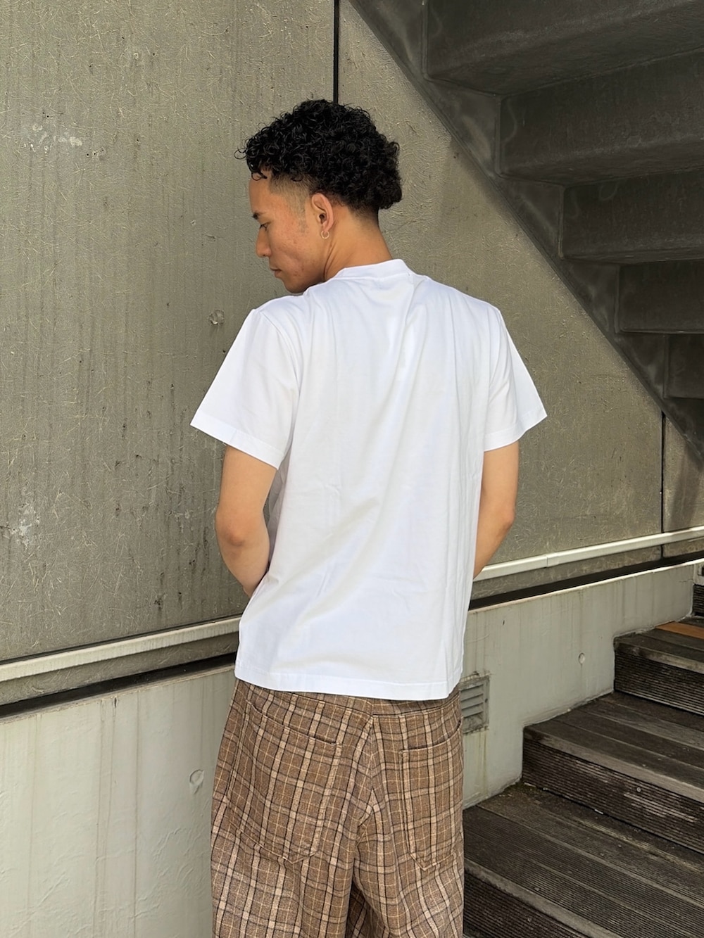 その他のその他パンツ、ホワイト系のTシャツ/カットソーを着用したメンズの夏コーディネートの7枚目の写真