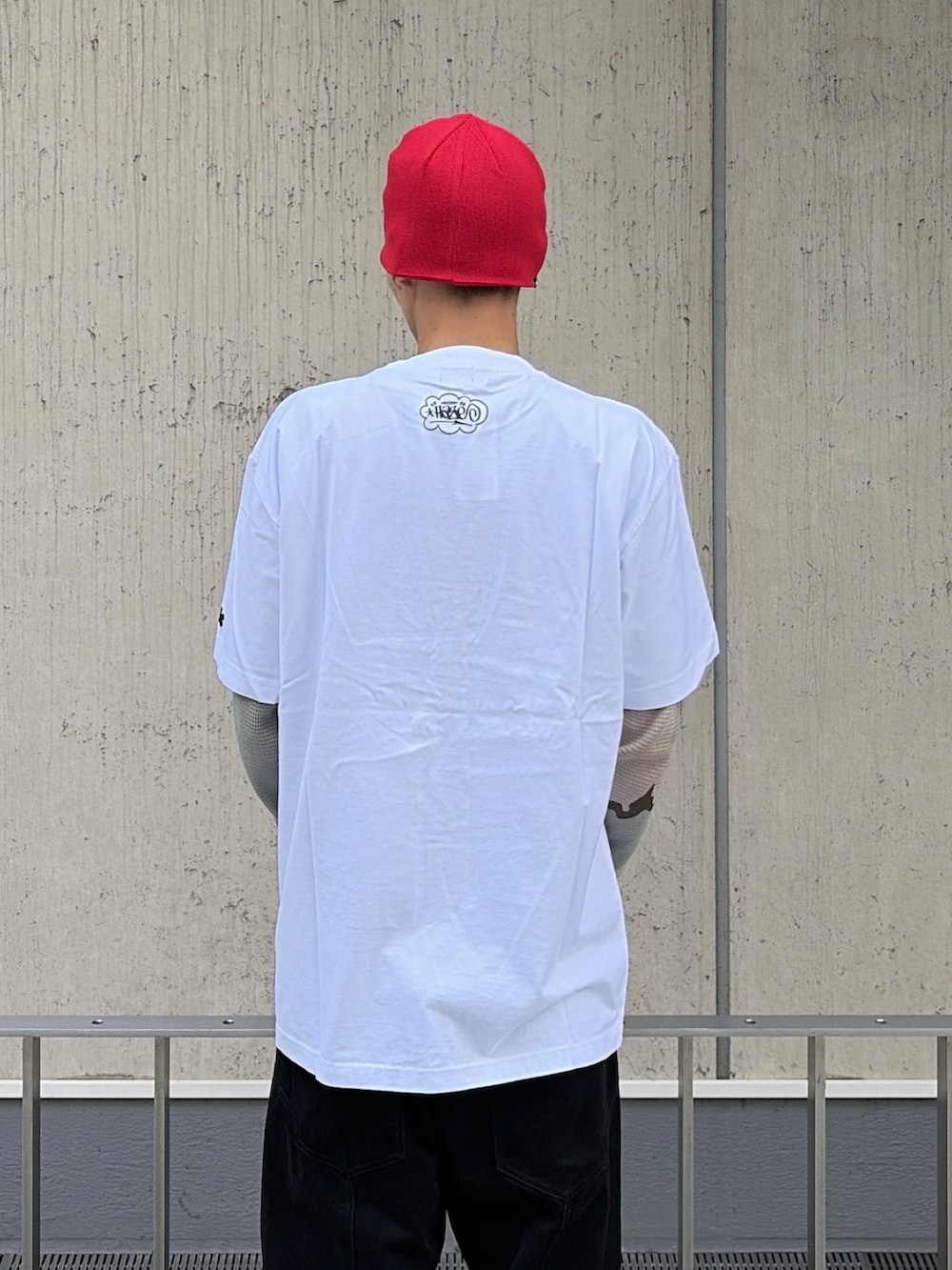その他のTシャツ/カットソー、グレー系のその他パンツ、レッド系のニットキャップ/ビーニーを着用したメンズの夏コーディネートの8枚目の写真