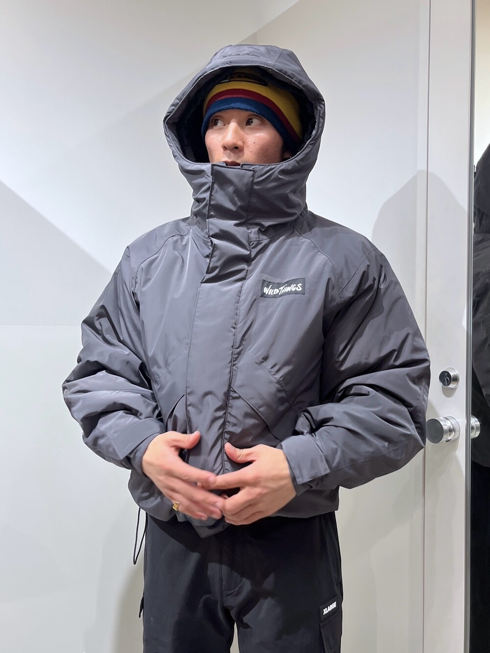 ブラック系のその他パンツ、グレー系のその他アウターを着用したメンズの冬コーディネートの5枚目の写真