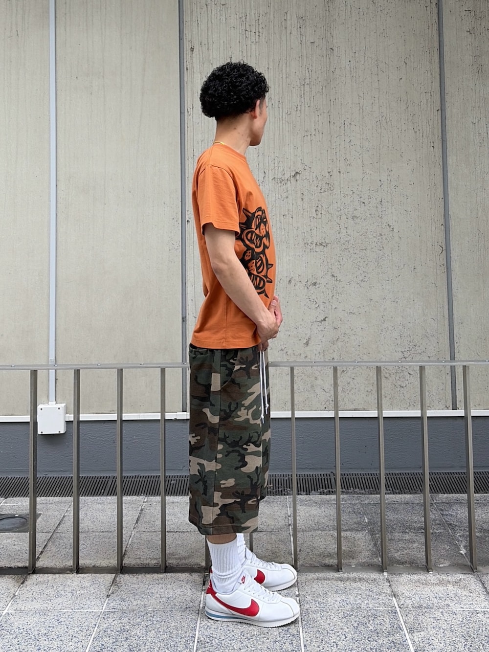 オレンジ系のTシャツ/カットソー、その他のその他パンツを着用したメンズの夏コーディネートの3枚目の写真